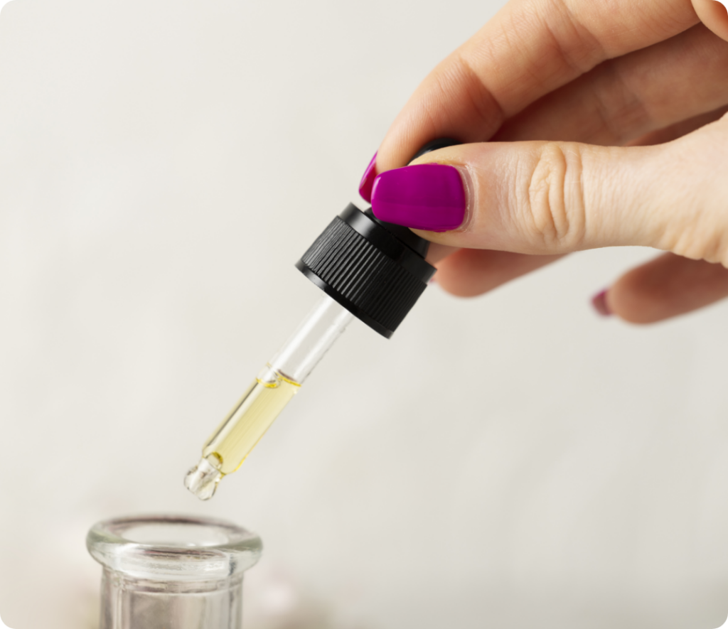 Imagen de una mano con un cuentagotas